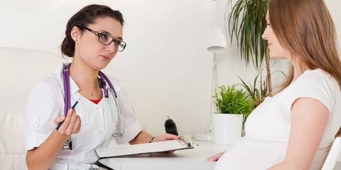 Menina grávida e médico