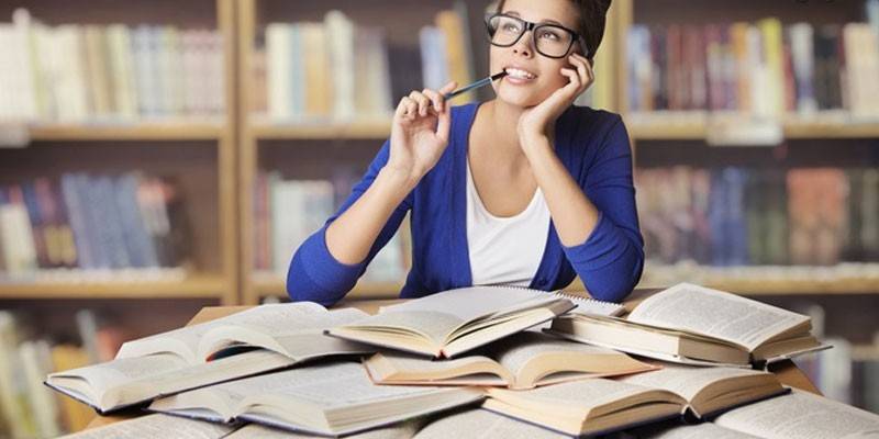 Dziewczyna w bibliotece