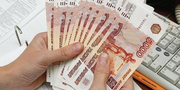 Billetes en las manos