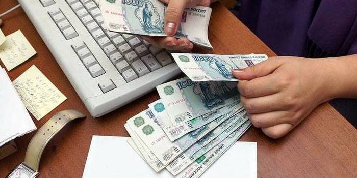 Kobieta liczy pieniądze