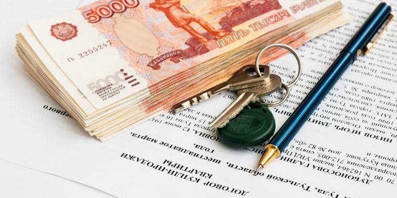 Banknoty, klucze i umowa