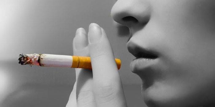 Mulher fuma cigarro