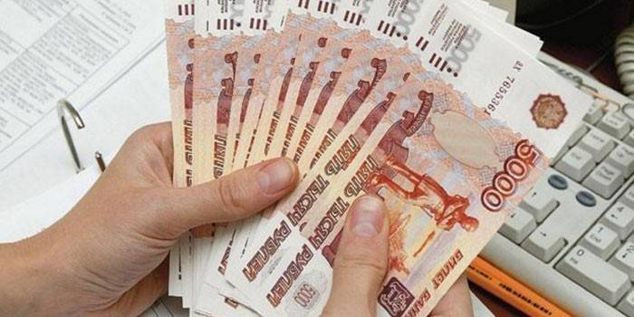 Banknoty w rękach