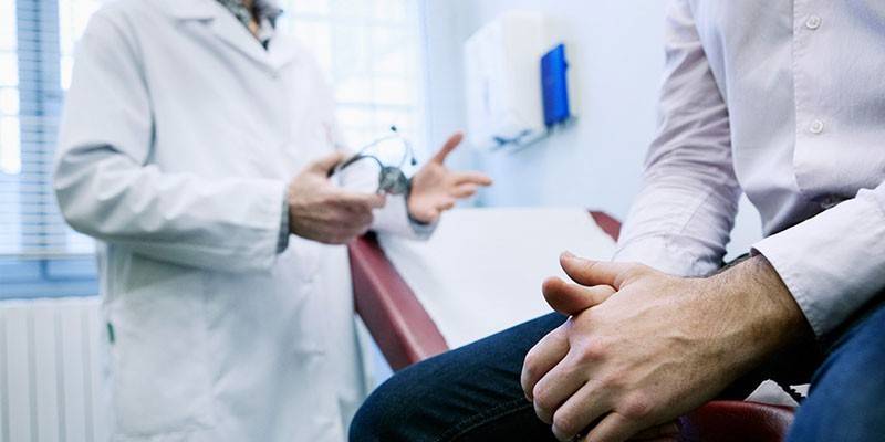 Homem na consulta do médico
