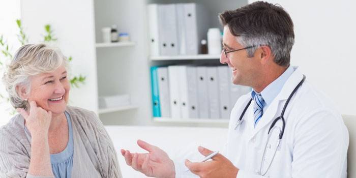 Mulher na consulta com um médico