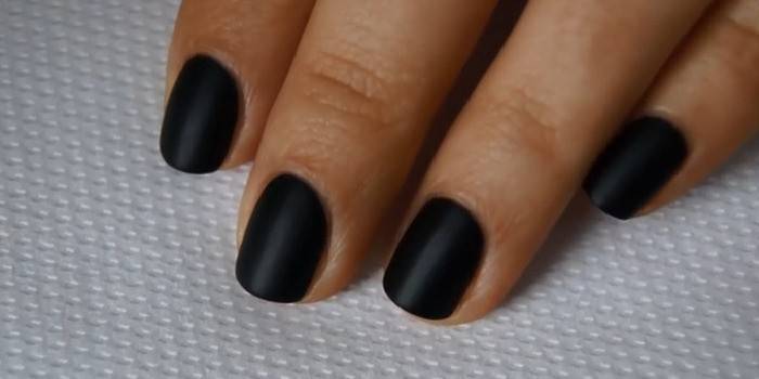 Czarny manicure