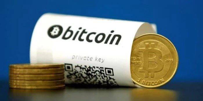 Bitcoinowa moneta i czek