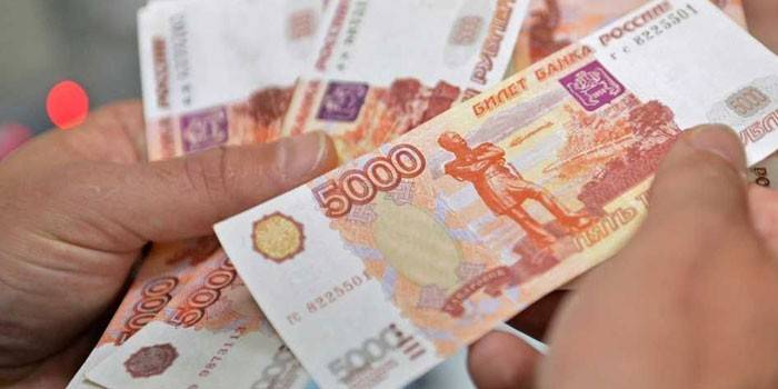 Billetes en las manos