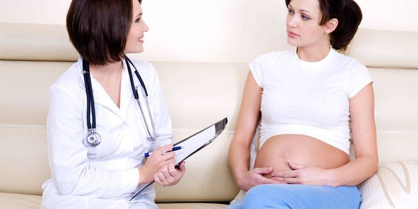 Niña embarazada y médico