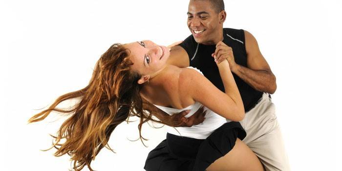 Para tańczy bachata