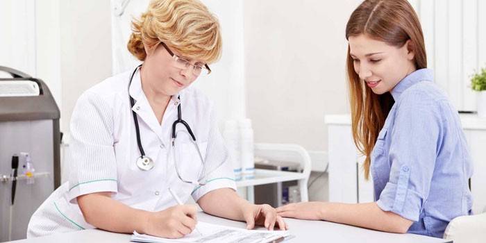 Garota na consulta com um médico