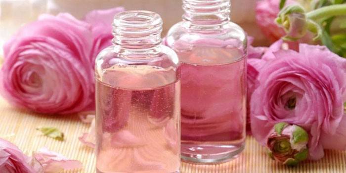 Rosas y botellas con liquido
