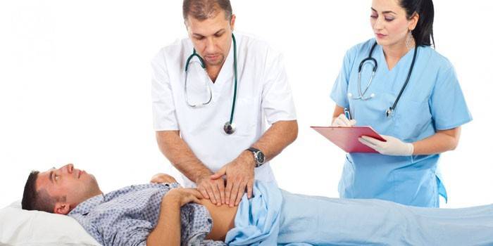Médico y enfermera examinando a un paciente