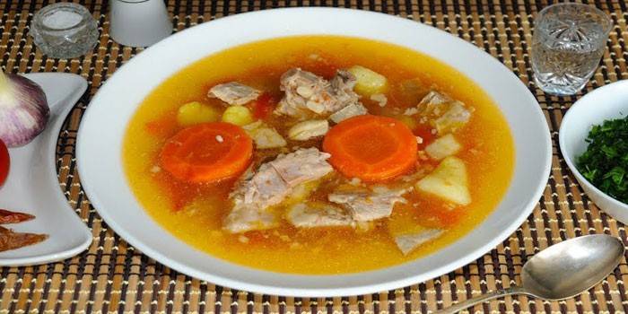 Sopa de cordeiro uzbeque
