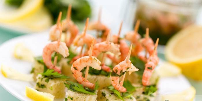 Canapés de camarão no espeto