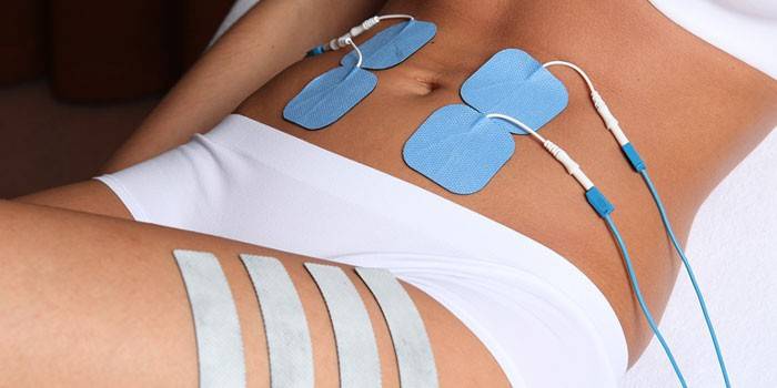 Chica en una sesión de electroestimulación de músculos abdominales
