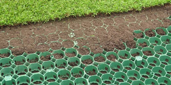 Montaż plastikowego rusztu trawnikowego