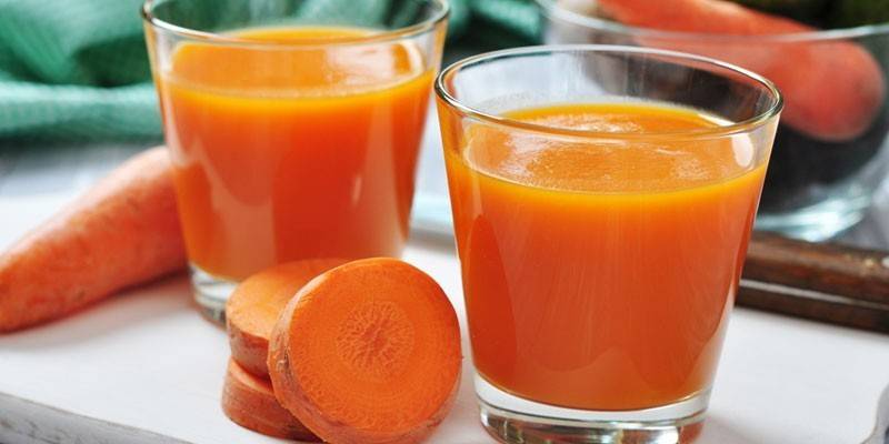 Jugo de zanahoria en vasos