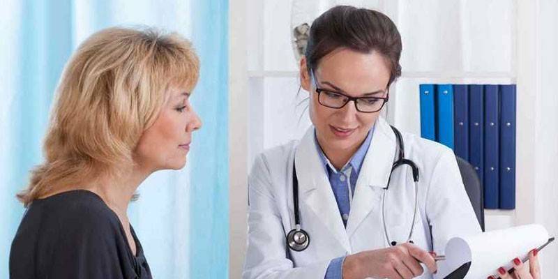 Mujer en la cita del doctor
