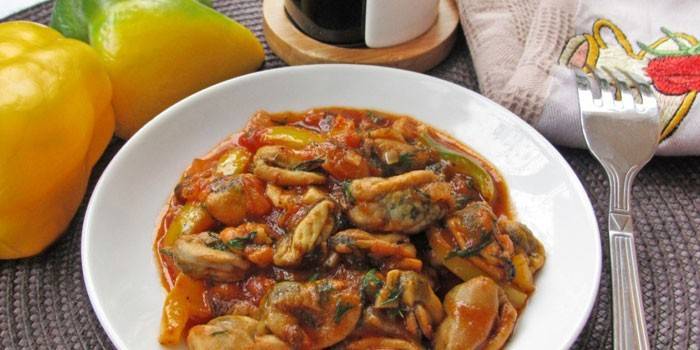 Mexilhão e salada de pimenta