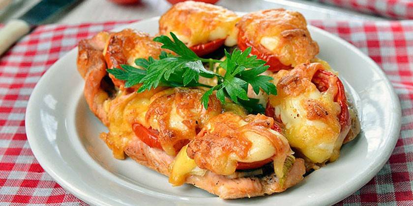 Usando tomate e queijo