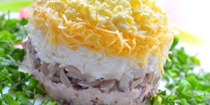 Salada com carne de porco e cogumelos