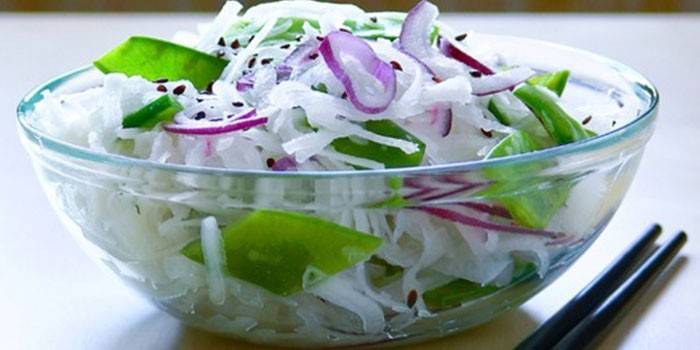 Ensalada con daikon y cebolla roja