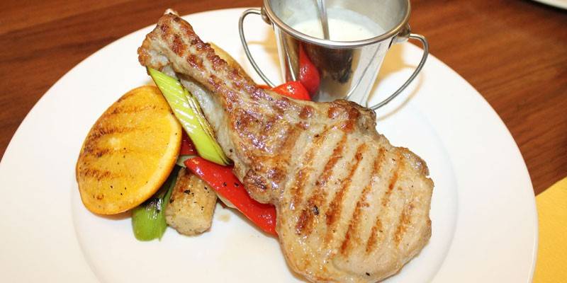 Lomo de hueso con salsa de mostaza