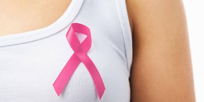 Menina com uma fita rosa no peito