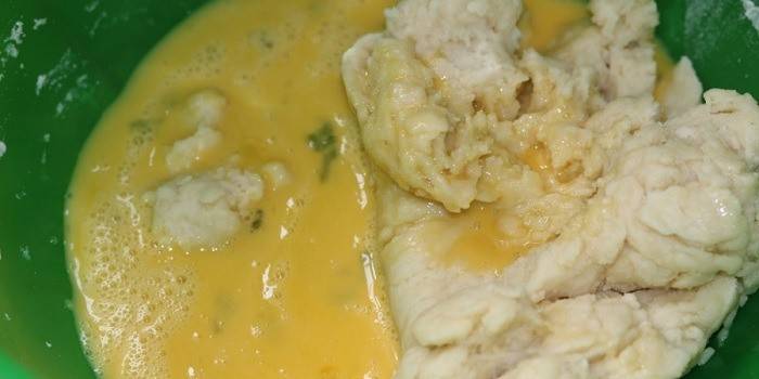 Cozinhar bolinhos de massa com batatas