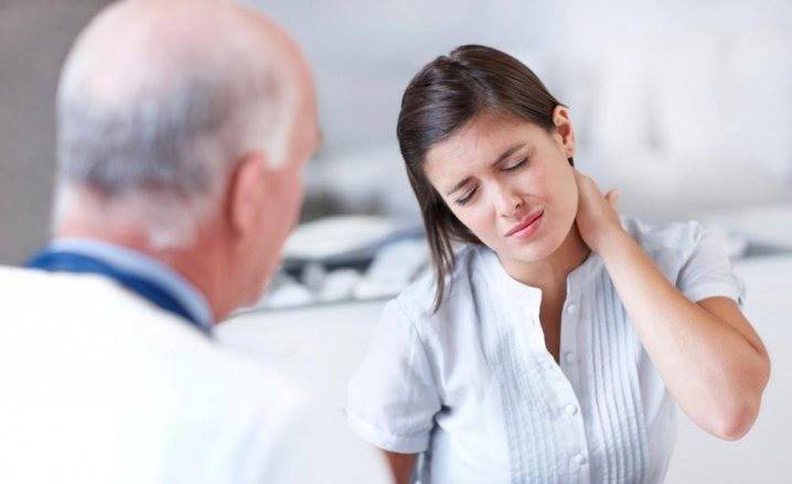 A garota queixa-se ao médico sobre dor no pescoço
