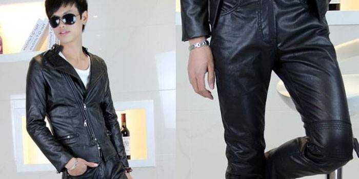 Un chico con una chaqueta y pantalones de cuero genuino.