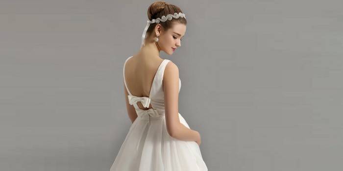 Chica en un vestido de novia con la espalda abierta