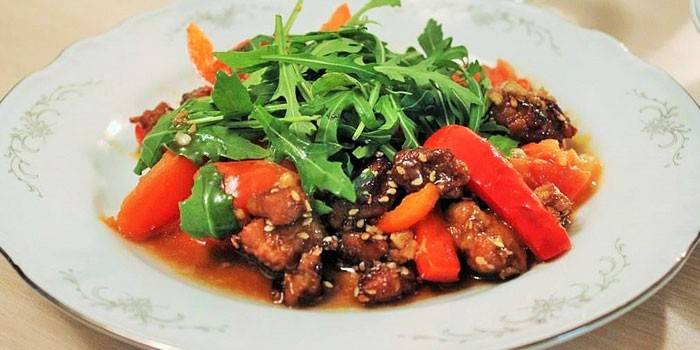Salada quente com carne de porco