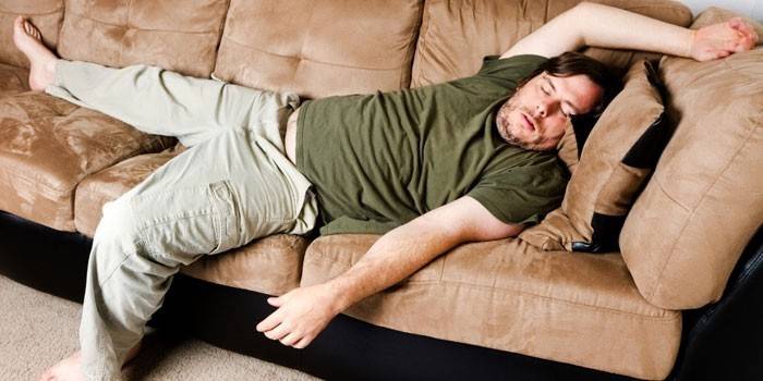 Hombre durmiendo en el sofá