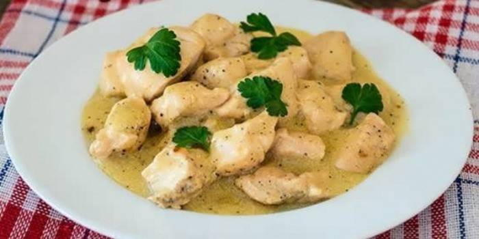 Peito de frango em molho de creme azedo