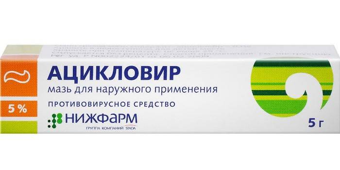 Pomada de aciclovir na embalagem