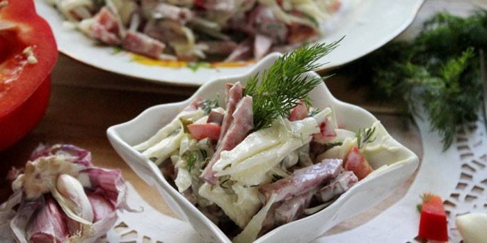 Sałatka Colesław i Wędzona Kiełbasa