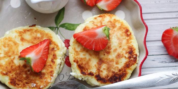 Bolos de queijo com morangos