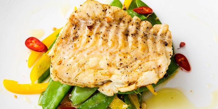 Bacalhau em um travesseiro de legumes