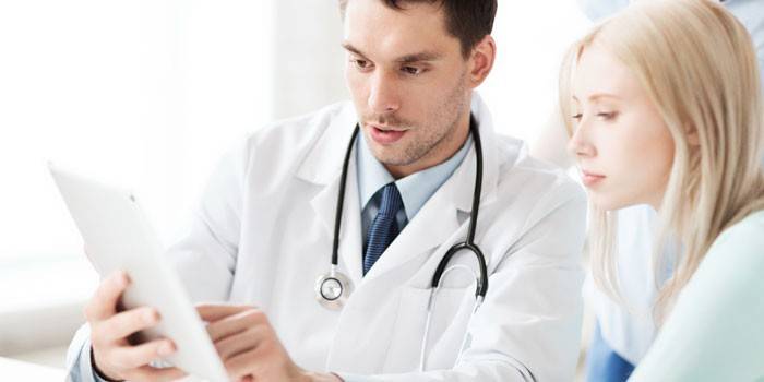 El médico aconseja al paciente.