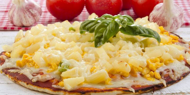 Pizza de piña y maíz