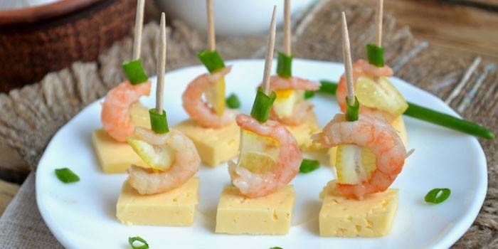 Canapés de camarão e queijo