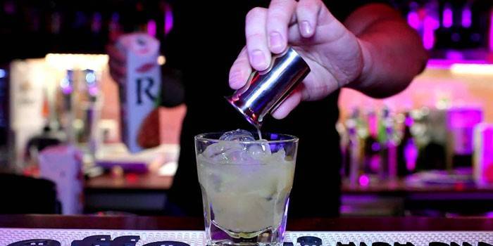 Barman robi koktajl