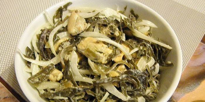 Mexilhões e salada de algas