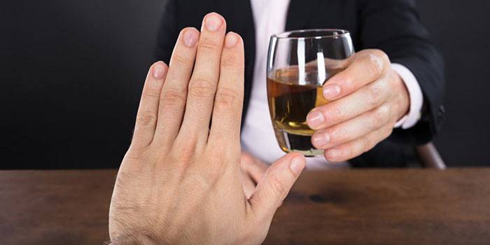 Mężczyzna nie chce alkoholu