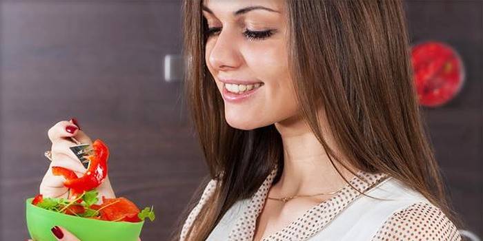 Niña comiendo ensalada