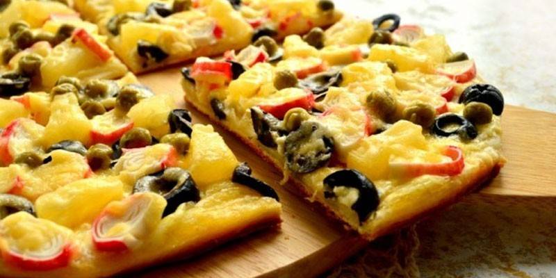 Pizza con piña y palitos de cangrejo