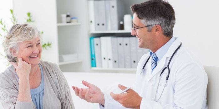 Mulher na consulta com um médico