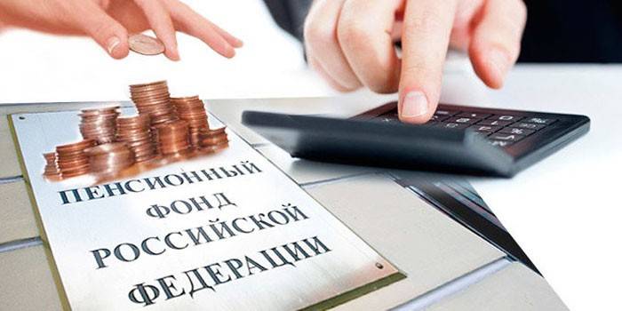Mężczyzna dokonuje obliczeń na kalkulatorze